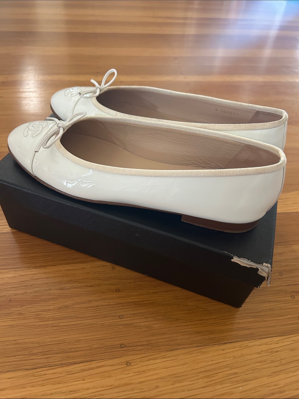 CHANEL White Patent Leather Ballet Flats with Bow and CC Stitching - Picture 4 of 6